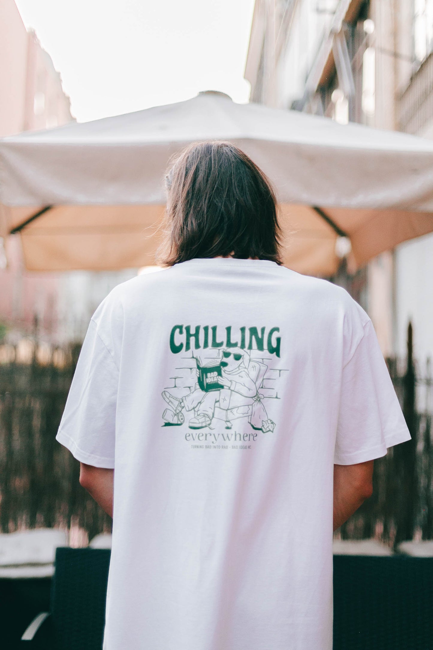 TEE  |  CHILLING  | WHITE