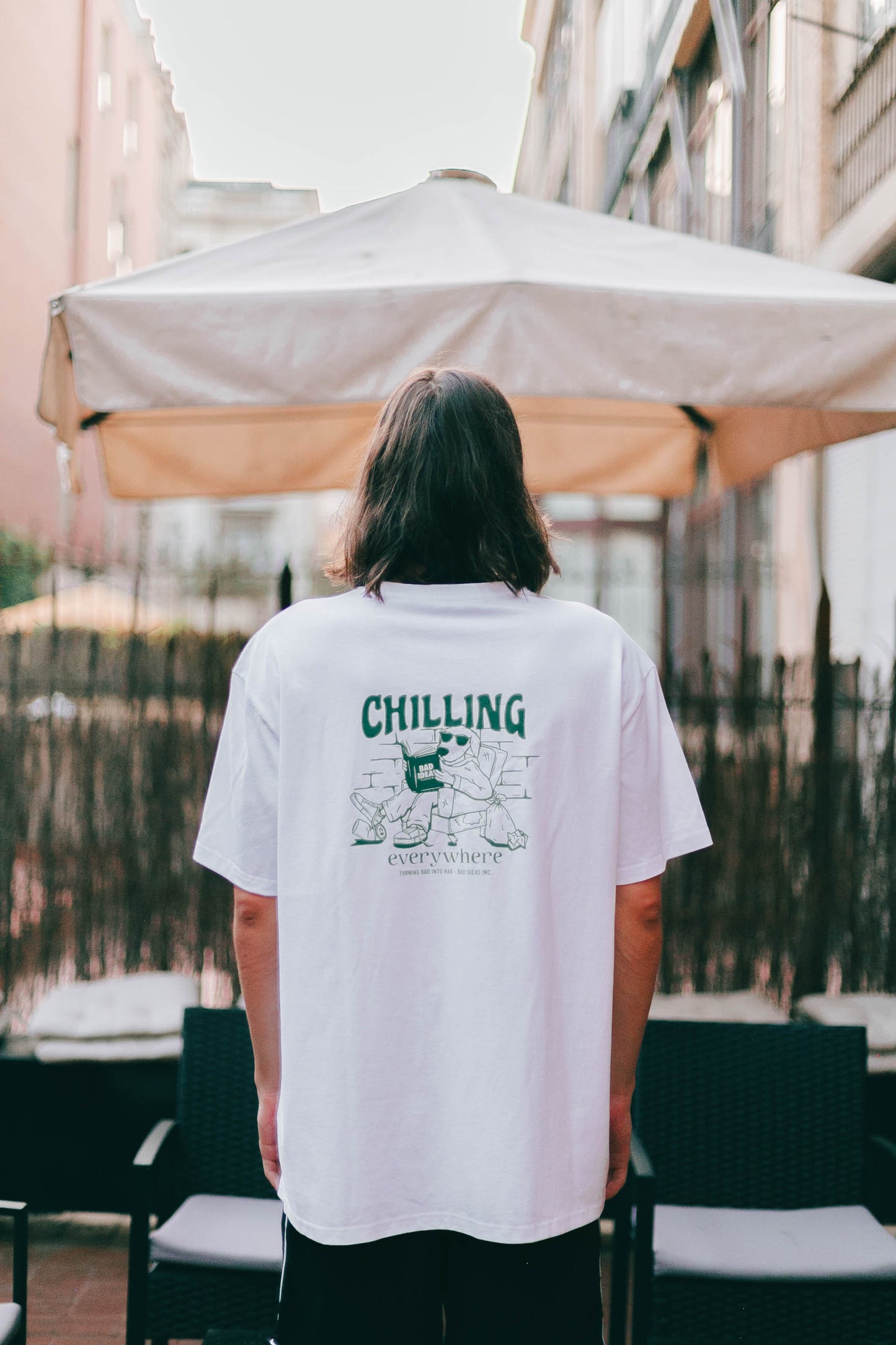 TEE  |  CHILLING  | WHITE