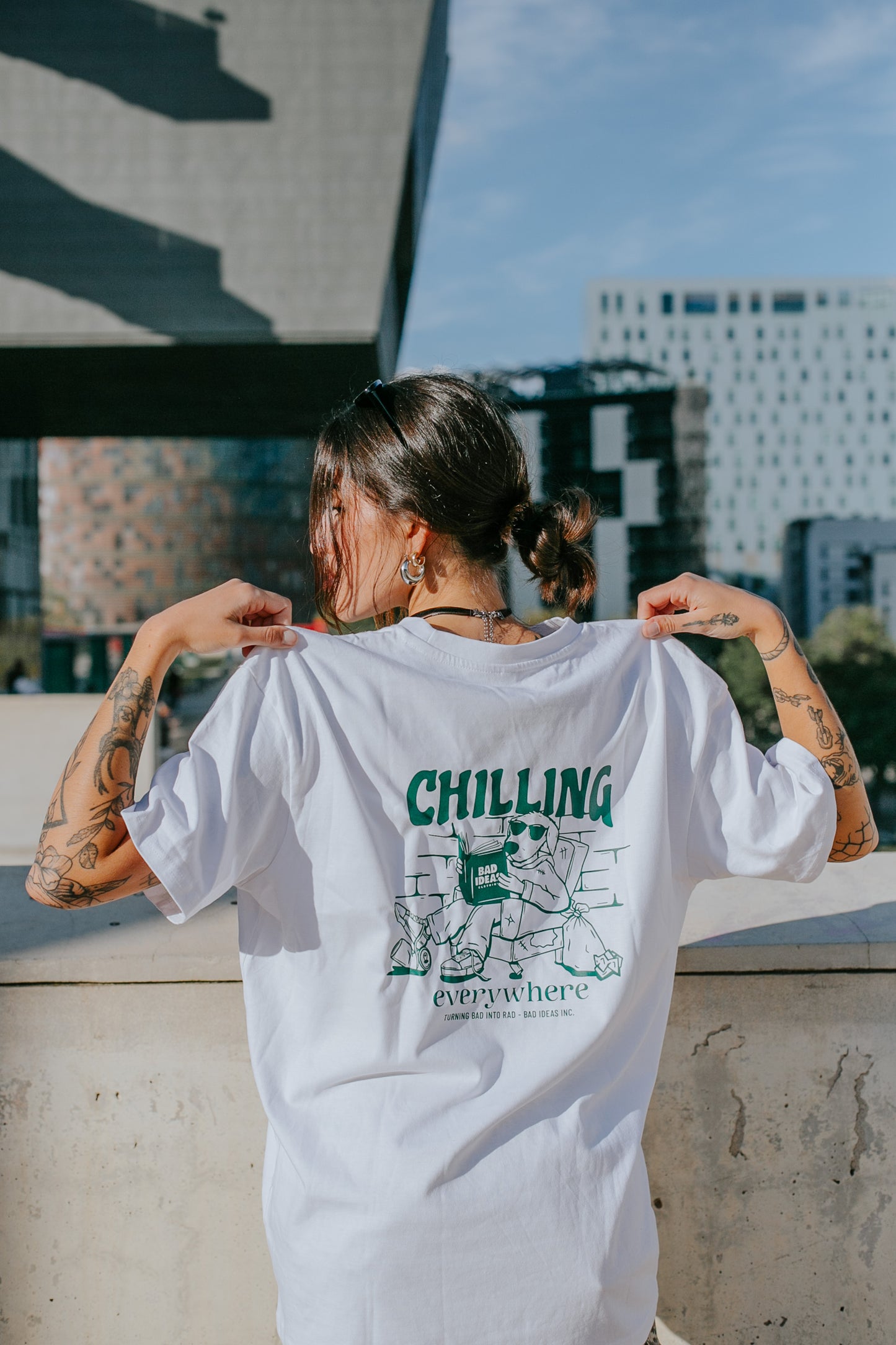 TEE  |  CHILLING  | WHITE